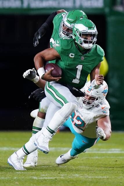 Hurts passes for 279 yards, throws a TD and runs for one in Eagles’ 31-17 win over Dolphins